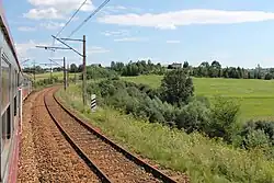 Widok z okna pociągu na odcinek linii w okolicach Ptaszkowej