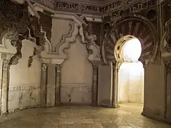 Wnętrze meczetu. Widoczny mihrab.