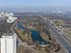 Widok na pozostałości wyspy od południa, widoczne od prawej: budynek osiedla Kępa Potocka, Łacha Potocka i ulica Wybrzeże Gdyńskie