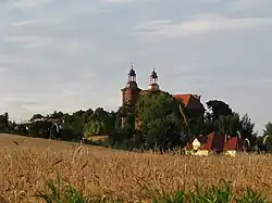 Widok na Lądek z południa, widoczne wieże kościoła św. Mikołaja.