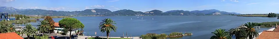 Panorama jeziora i  Torre del Lago Puccini