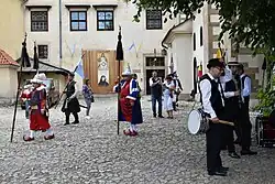 Dziedziniec klasztoru ss. norbertanek. W oczekiwaniu na Lajkonika, włóczkowie i mlaskoty.