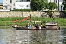 Zamykają konwój flisacy, włóczkowie.