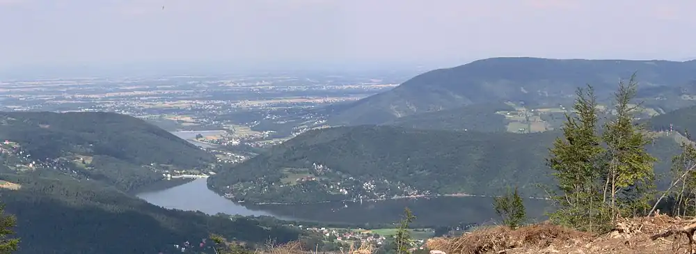 Widok na Jezioro Międzybrodzkie znad Międzybrodzia Bialskiego (w głębi Jezioro Czanieckie).