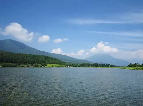 Jezioro Reisenji, góry: Iizuna (1917 m, po lewej), Kurohime (2053 m, w głębi)