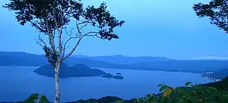 Jezioro Tōya wieczorową porą