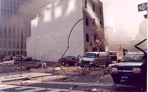 Szczątki lotu 11 i Wieży Północnej przed Cerkwią św. Mikołaja