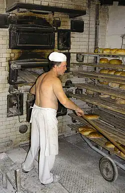 Wyjmowanie upieczonych bochenków