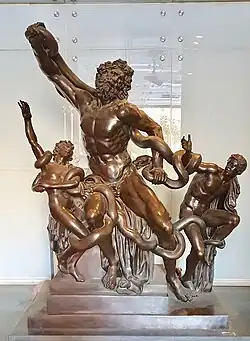 Posągi przy wejściu do stacji Museo.