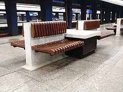 Funkcjonalne ławki wykonane z białego marmuru, drewna i stali oraz wyposażone we własne ogrzewanie zdobią Dworzec Centralny im. Stanisława Moniuszki w Warszawie (1975). Zabytek architektury modernizmu od 2019