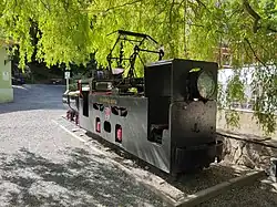 Lokomotywa-pomnik przed kopalnią