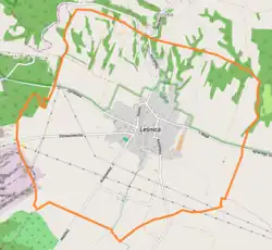 Mapa konturowa Leśnicy, w centrum znajduje się punkt z opisem „Parafia Trójcy Świętej”