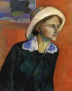 Kobieta na czerwonym tle