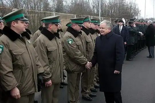 Prezydent Lech Kaczyński i załoga PSG w Budzisku na pg Budzisko-Kalvarija podczas uroczystości, w związku z przystąpieniem Polski i Litwy do strefy Schengen (grudzień 2007)