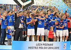 Piłkarze Lecha świętujący mistrzostwo kraju w sezonie 2014/15