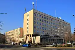 Widok z ulicy Fryderyka Skarbka na budynek starostwa