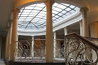 Przeszklenie oraz żeliwne elementy ozdobne