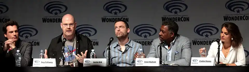 Len Wiseman, Trey Callaway, Justin Kirk, Ernie Hudson i Caitlin Stasey - producenci wyk. i obsada serialu APB