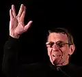 Leonard Nimoy salutujący w 2011 roku na Comiconie w Phoenix.