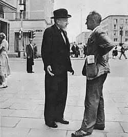 Leopold Staff (z lewej) w rozmowie z Alfonsem Karnym, lata 50.