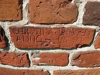 Napis z 1671 wyryty na cegle