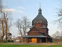 Elewacja frontowa ze współczesną dzwonnicą