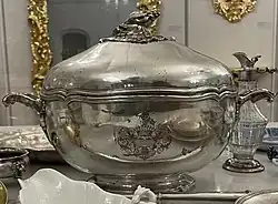 Teryna z pokrywą oraz herbem Dołęga