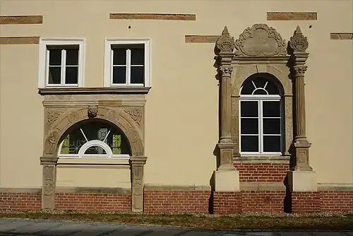 Portale: z XVI w. (L) i z 1658 (P) z herbami Ludwika IV i Anny