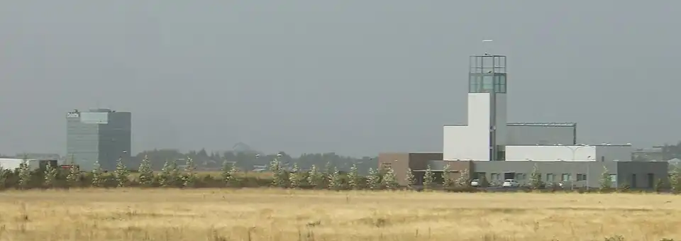 Panorama: po lewej Smáratorg 3, po prawej Lindakirkja, 2010