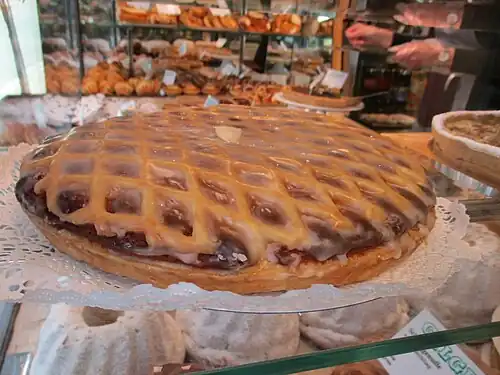 Linzer Torte na wystawie w cukierni