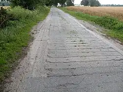 Droga utwardzona podkładami kolejowymi ze zlikkwidowanej linni kolejowe