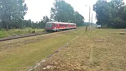 Pociąg relacji Berlin-Lichtenberg → Wrocław Główny przejeżdża przez stację.