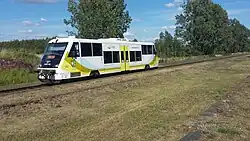 Pociąg SA 105-102 jako "R 70042" jadący do Żagania zatrzymuje się na stacji.