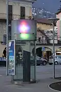 Przykład szwajcarskiego designu w postaci budki telefonicznej w Locarno