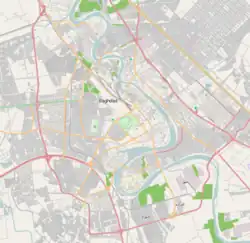 Mapa konturowa Bagdadu, blisko centrum u góry znajduje się punkt z opisem „Bagdad”