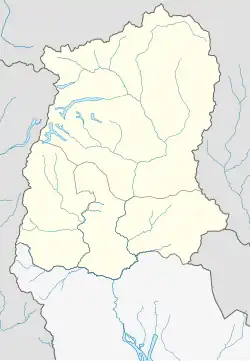 Mapa konturowa Sikkim, blisko centrum na lewo u góry znajduje się czarny trójkącik z opisem „Siniolchu”