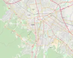 Mapa konturowa Sapporo, po prawej nieco na dole znajduje się punkt z opisem „Sapporo Dome”