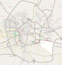 Mapa konturowa Aleppo, blisko lewej krawiędzi znajduje się punkt z opisem „Halab al-Dżadida”