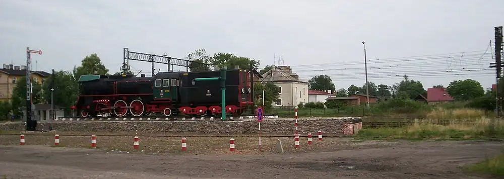 Panorama na dworzec, zabytkowa lokomotywa parowa - pomnik Ol49