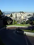 Lombard Street, widok w dół, w oddali wzgórze Russian Hill i wieża Coit Tower