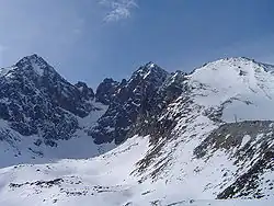 Kieżmarski Szczyt pośrodku, pomiędzy Łomnicą a Huncowskim Szczytem