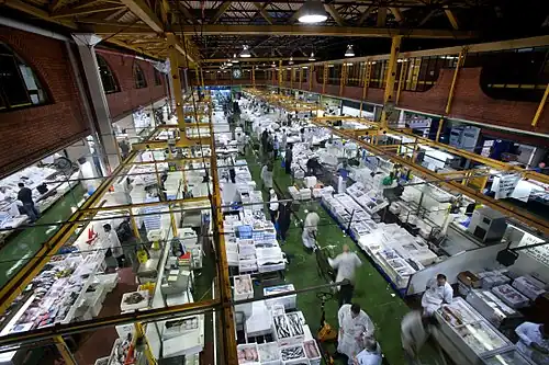 Wnętrze hali targowej