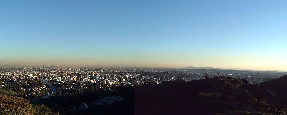 Los Angeles Basin widok w kierunku południowym z Mulholland Drive. Od lewej do prawej: Góry Santa Ana/Saddleback (na horyzoncie), Śródmieście Los Angeles, Hollywood Bowl, Mid-Wilshire, Long Beach – Palos Verdes (w tle), Catalina Island (na horyzoncie), South Bay i Ocean Spokojny.