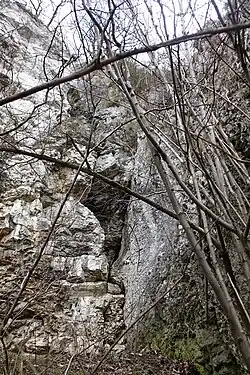 Komin Kowalskiego z otworami jaskini