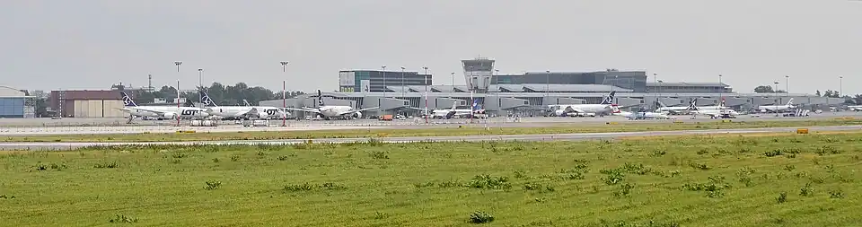 Widok ogólny lotniska od strony al. Krakowskiej (północno-zachodniej)