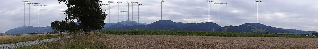 Widok na Hláčovo z pól poniżej miejscowości Dúbrava