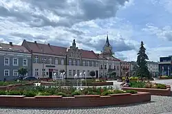 Rynek, w głębi ratusz