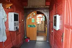 Wejście do schroniska