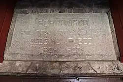 Tablica z rokiem rozpoczęcia budowy schroniska