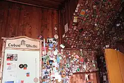 Pamiątkowe plakietki na ścianie schroniska